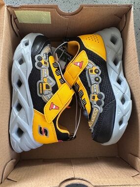NWT: Skechers Light-Up Shoes (Size: 9)